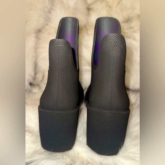 BURBERRY
Black Ankle Rain Boots
Women’s EU 38 - Picture 7 of 8